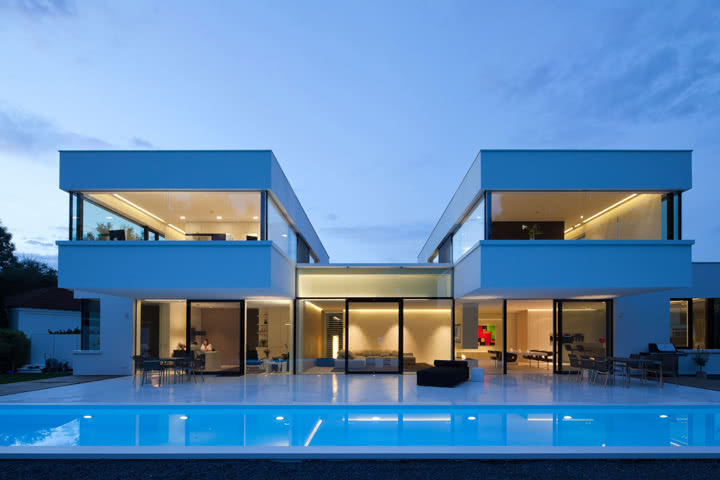 HI-MACS weiß Fassade Pool Hauskubus