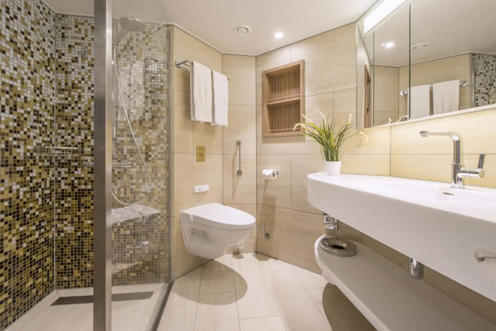 HI-MACS Schiffskabine weiß Waschbecken WC integriertes Wandregal Holz